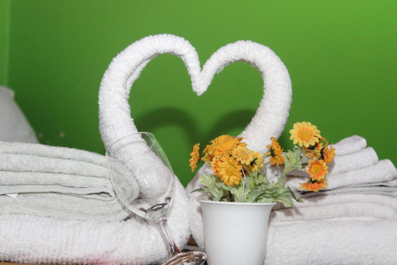 Robins Nest Hotel & Restaurant Deorali Екстер'єр фото