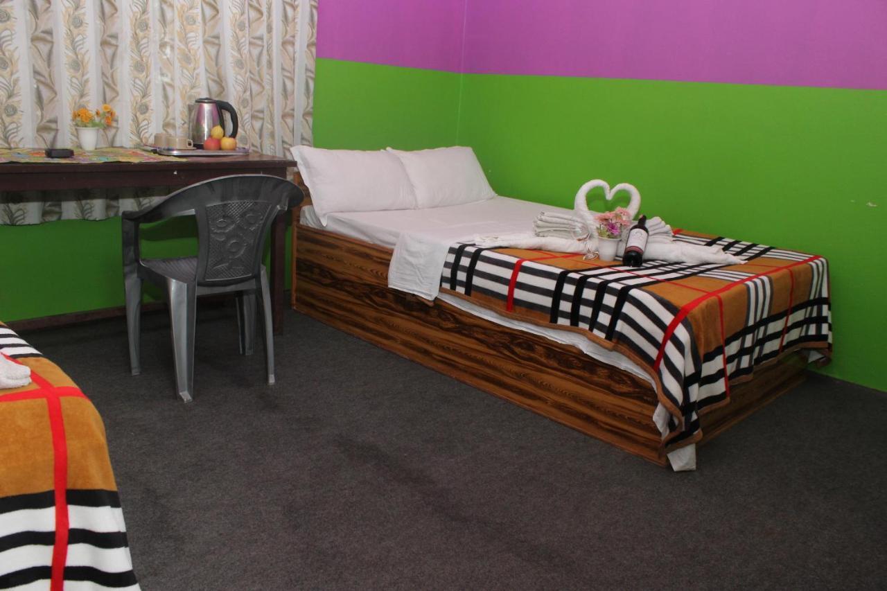Robins Nest Hotel & Restaurant Deorali Екстер'єр фото